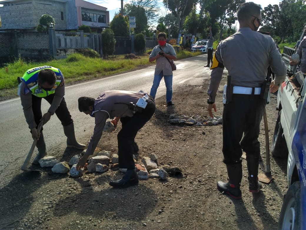 Satlantas Polres Lamsel Cegah Virus Covid-19 dan Timbun Jalan Rusak