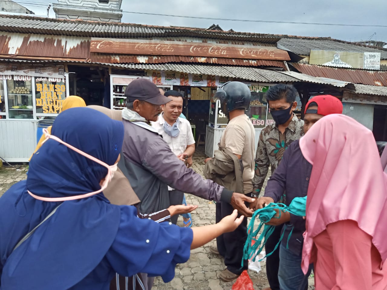 Wakil I Parlemen Lamsel Bagi-bagi Masker