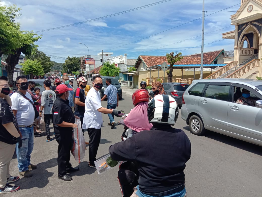 Pandu Kesuma Dewangsa Gelontorkan Ratusan Paket Sembako dan Makan Siang Gratis