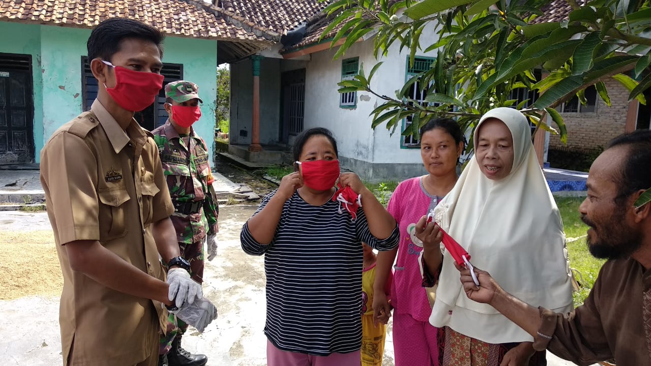 Sidomakmur Memerah, Semua Warganya Dibekali Masker