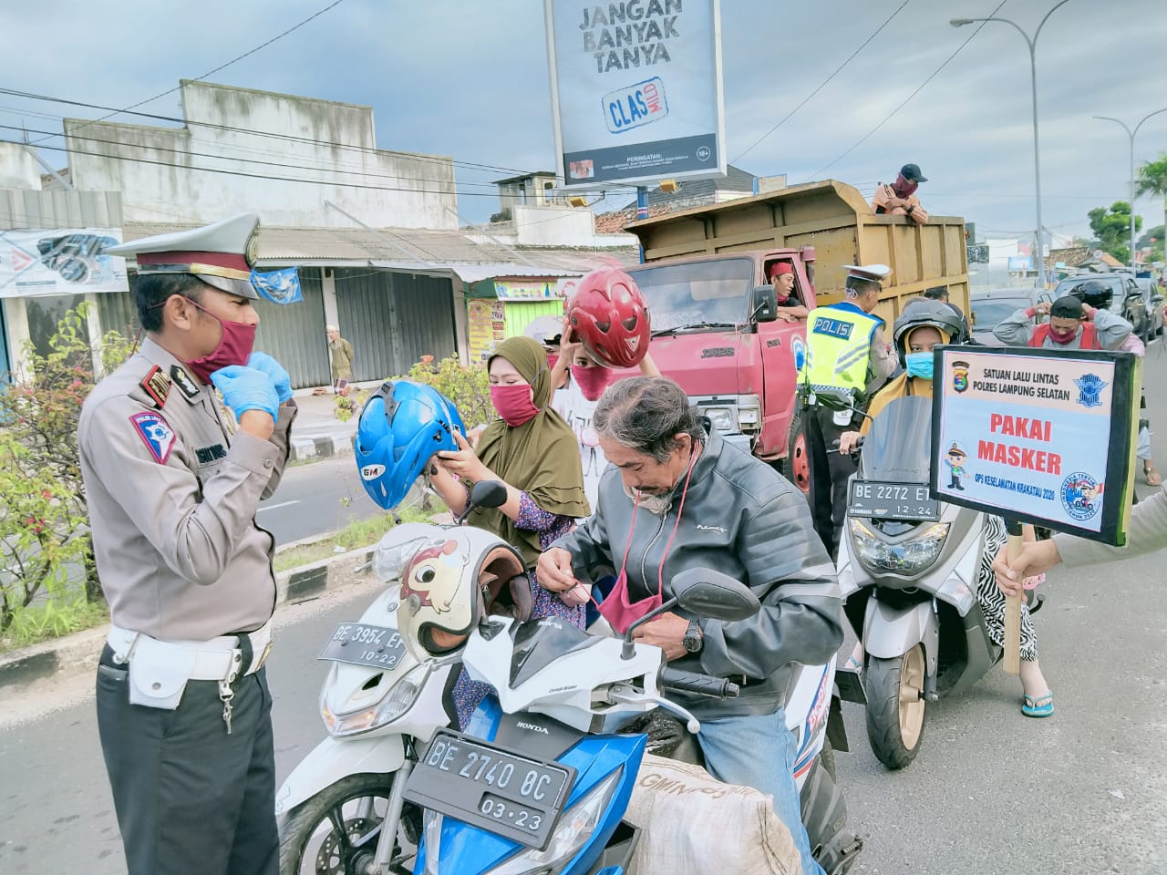 Satlantas Polres Lamsel dan Alumni SMAN 1 Kalianda Bagi-bagi Masker