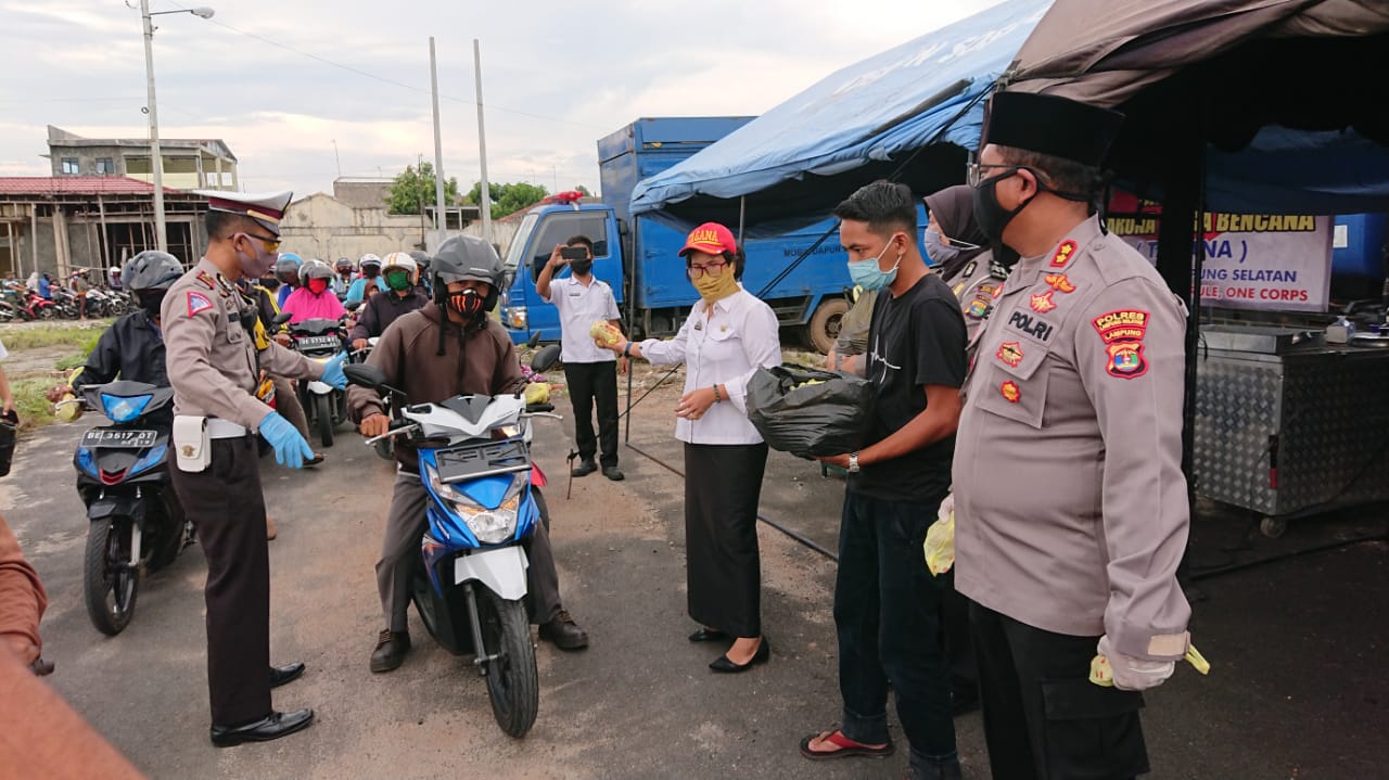 Lagi, Polres Lamsel Bagi-bagi Makanan Berbuka