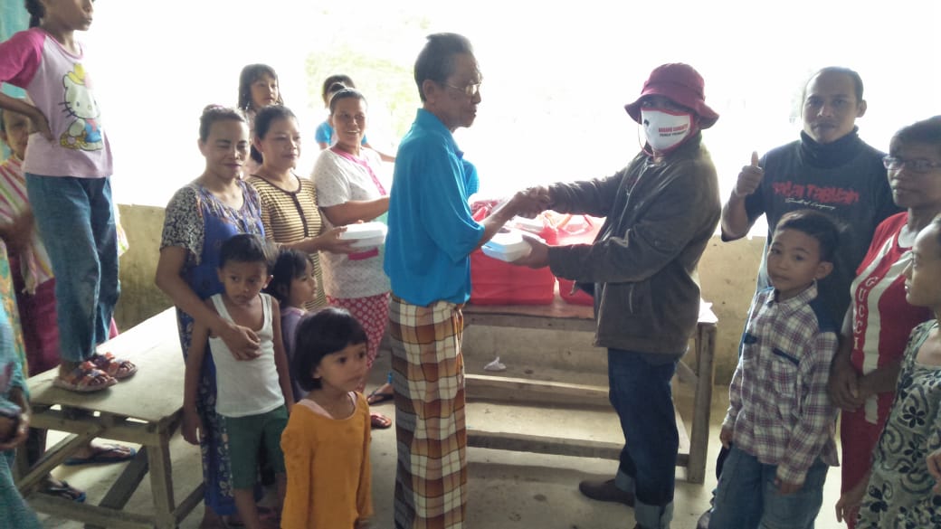 Salai Tabuan Berbagi Nasi Kotak dan Masker di Huntara