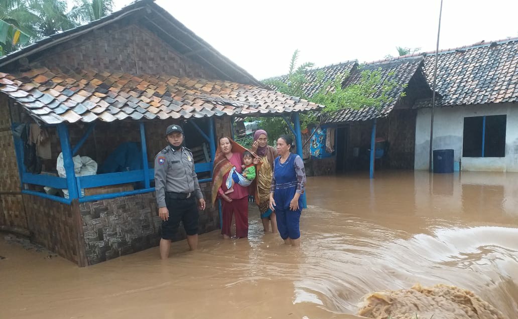 Banjir Desa Sumur Telan Kerugian Puluhan Juta