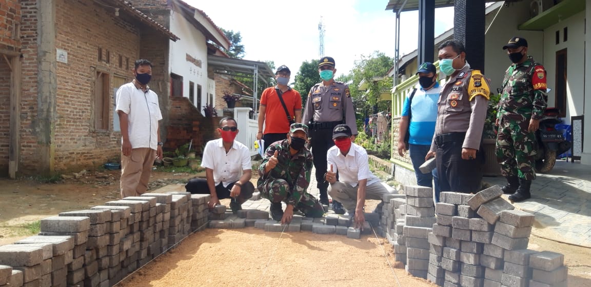 Desa Karangsari Bangun 551 Meter Jalan Paving Block