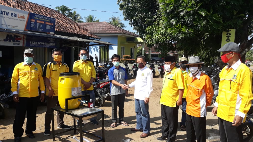 Dukung Pemerintah Daerah, Partai Golkar Beri Bantuan Wastafel Portable