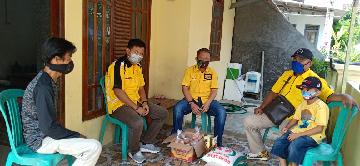 Ketua DPD Golkar Pesawaran Beri Bantuan Keluarga Pasien Covid-19