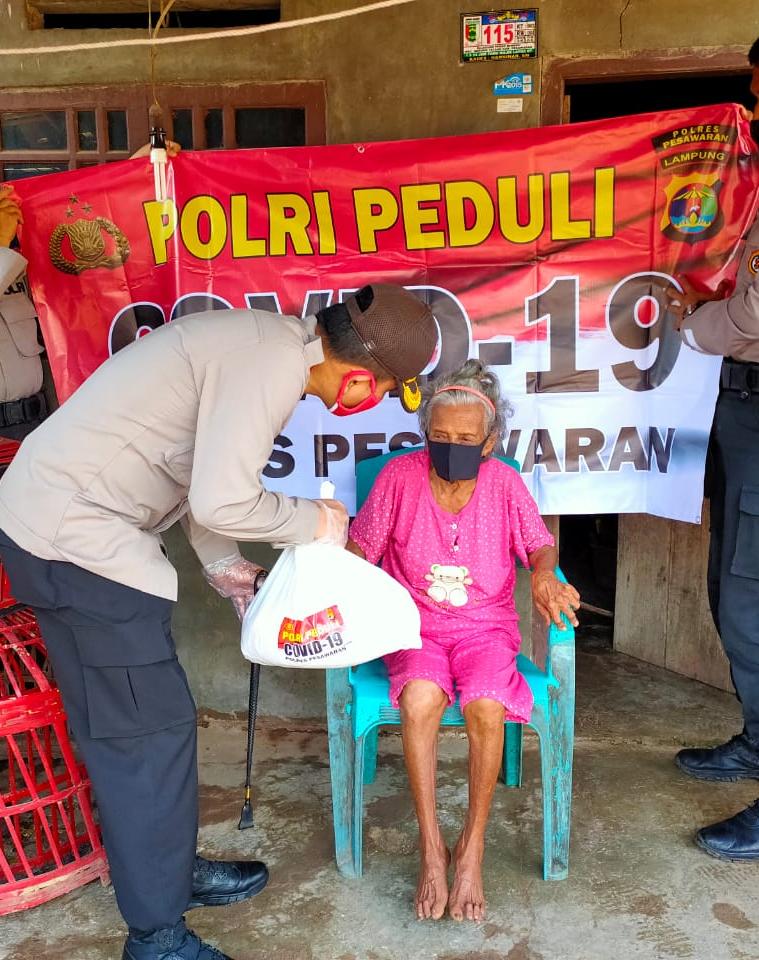 Polres Pesawaran Beri Bantuan Sosial Kepada Warga