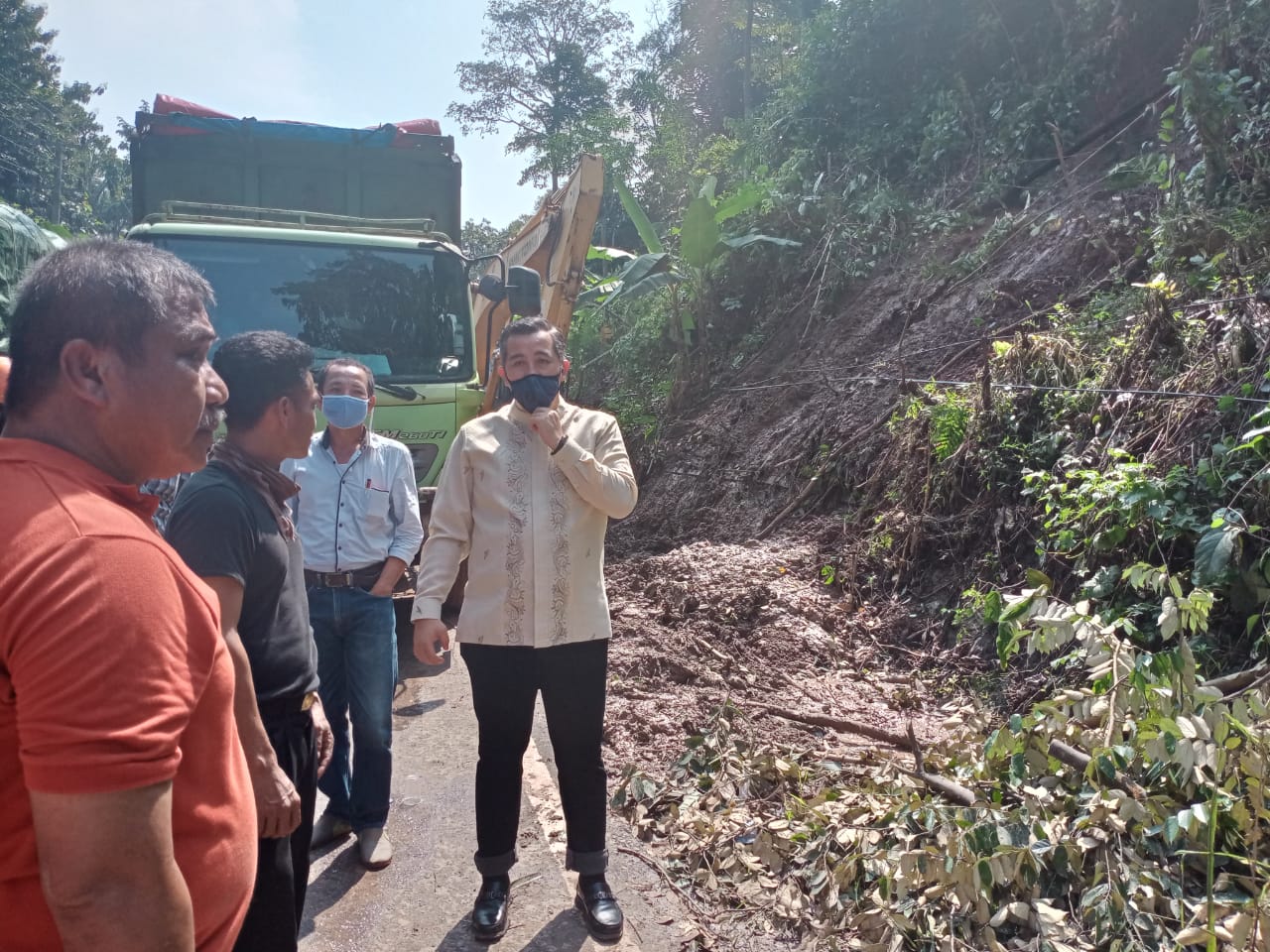 Bupati Dendi Tinjau Tanah Longsor di Teluk Pandan