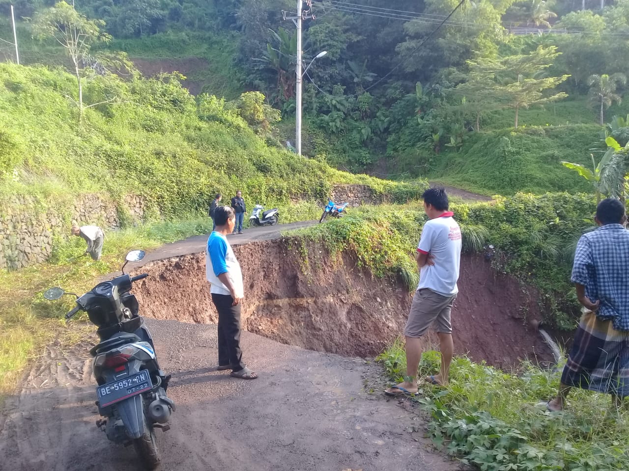 Diguyur Hujan Deras, Jalan Desa Munca Nyaris Putus Total