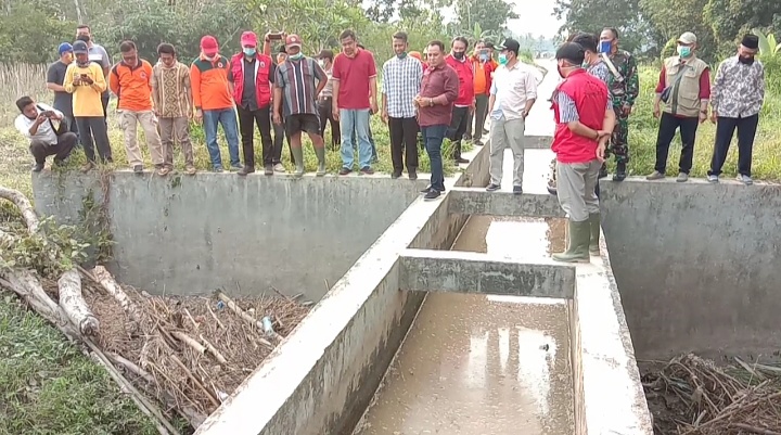 Usai Meninjau Irigasi Nanang Sambangi Warga Terdampak Banjir dan Beri Bantuan