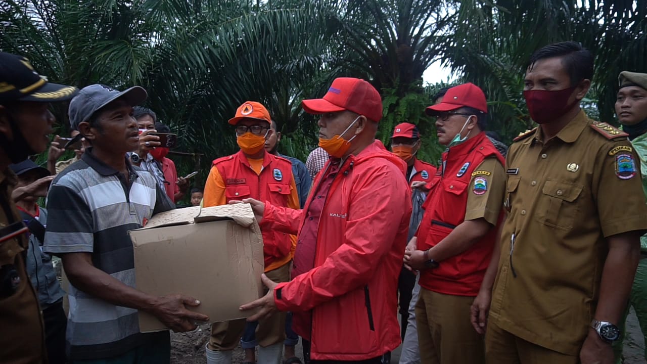 Nanang Serahkan Bantuan Kepada Khairudin