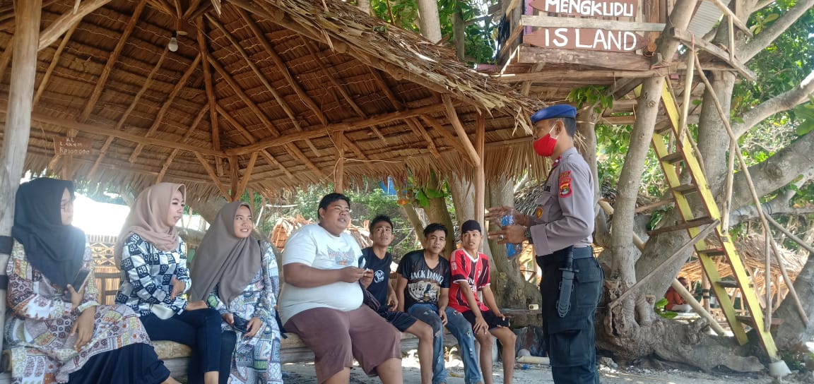 Babinkamtibmas Polair Polres Lamsel Beri Sosialisasi dan Bagi Masker