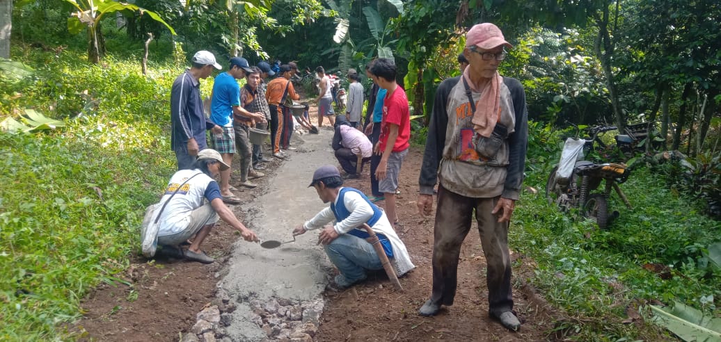 Warga Kayutabu Swadaya Bangun Jalan Menuju Tempat Wisata Pemancingan Batu Alif