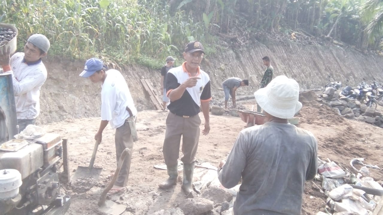 PNS Bidang Zeni Konstruksi Kodim 0421/LS Beri Arahan Kepada Masyarakat