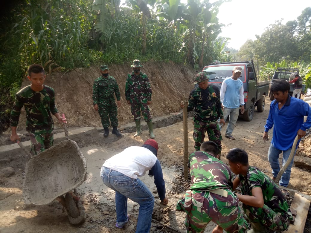 Beri Semangat Kepada Personel dan Masyarakat