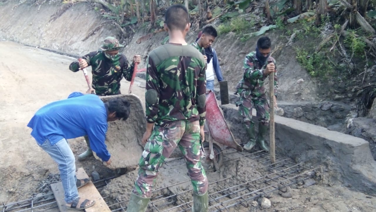 TNI dan Masyarakat Bersama Membangun Desa