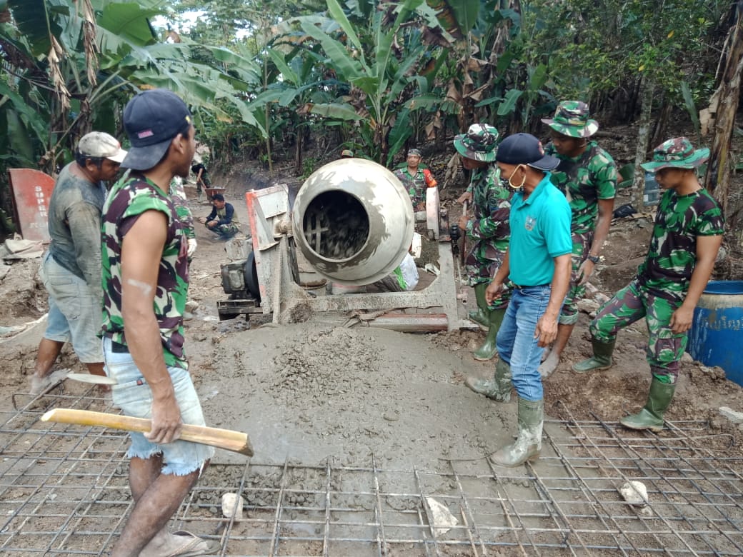 Semangat Masyarakat dan TNI di Lokasi TMMD Kodim 0421/LS