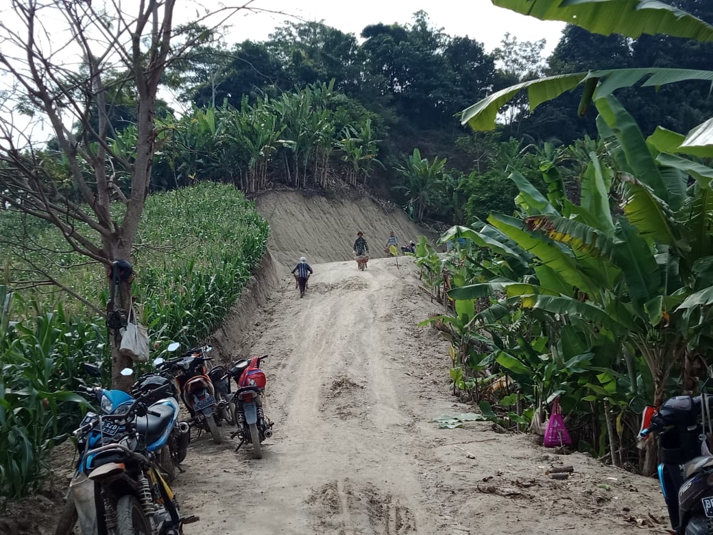 Jalan Berbukit Tak Membuat Pekerja Menjerit