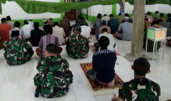 TNI-Masyarakat Ibadah Zuhur Bareng