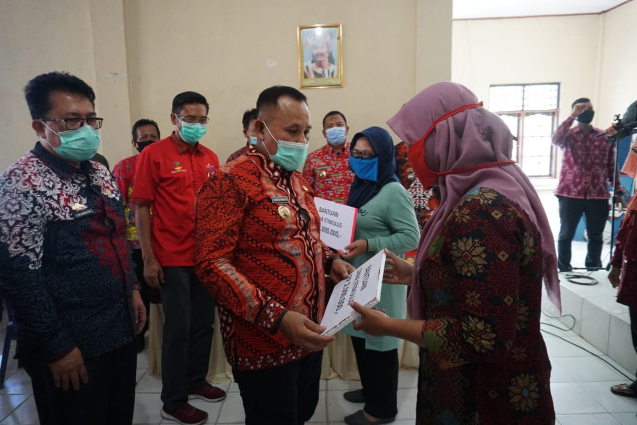 Nanang Beri Bantuan Warga Terdampak Covid-19