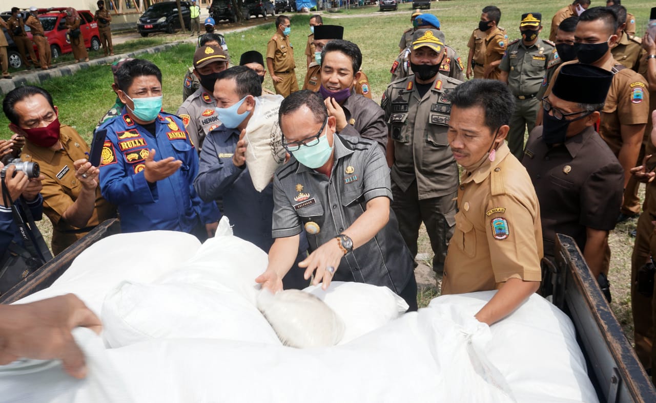 Pemkab Lamsel Salurkan Bantuan Beras Warga Terdampak Covid-19