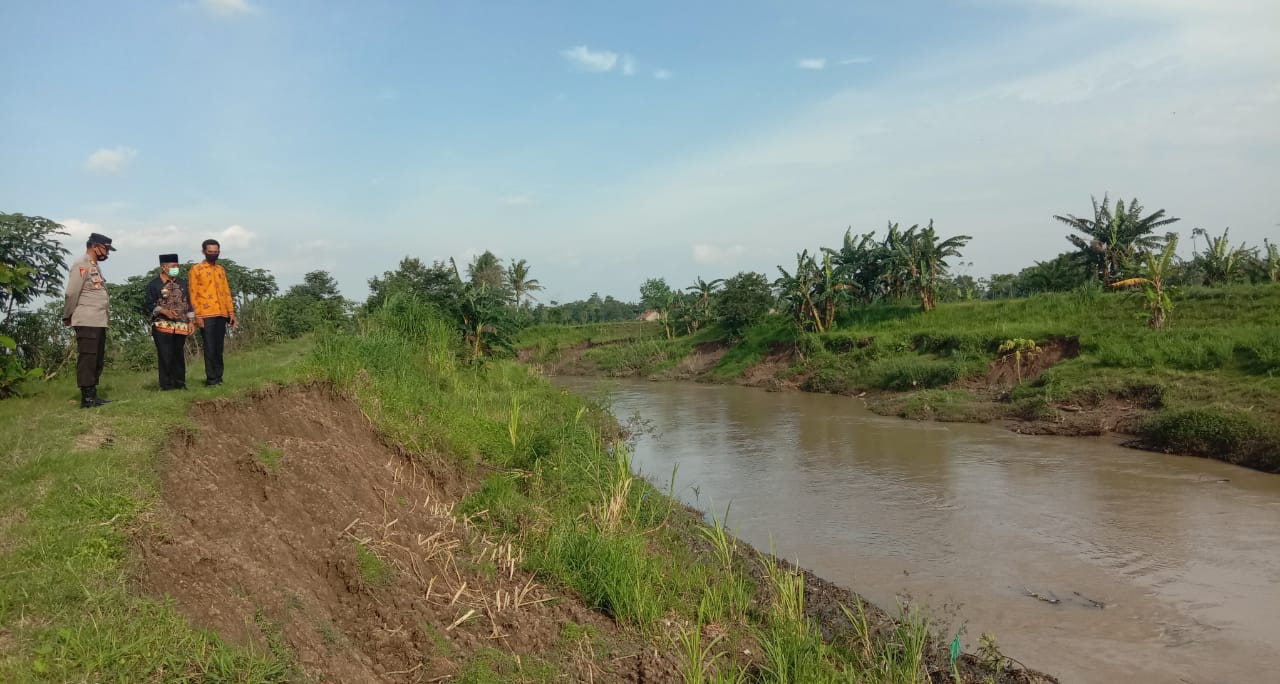 Tanggul Longsor, Banjir Meneror