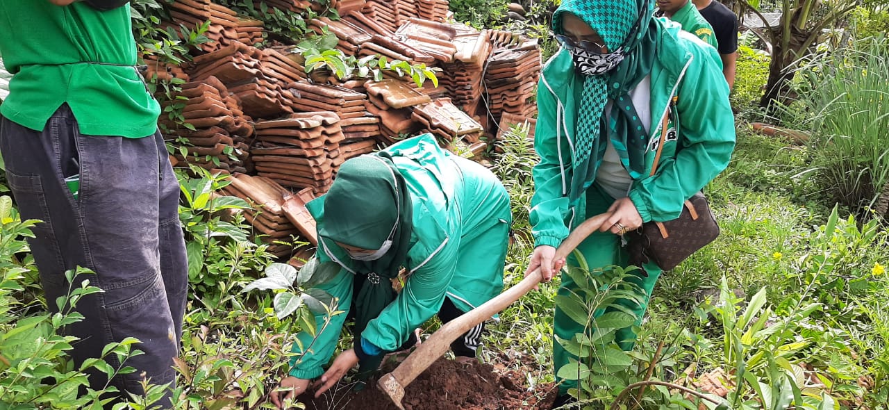 Peringati Hari Sampah Sedunia, DPC PKB Pesawaran Bersihkan dan Hijaukan Lingkungan