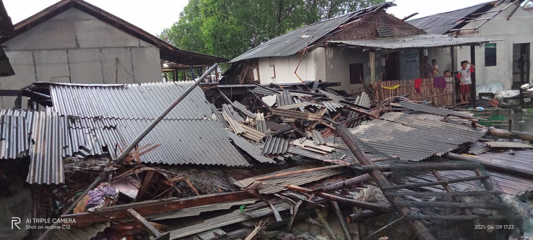 Hujan Disertai Angin Kencang Hantam 40 Rumah Warga Kualajaya