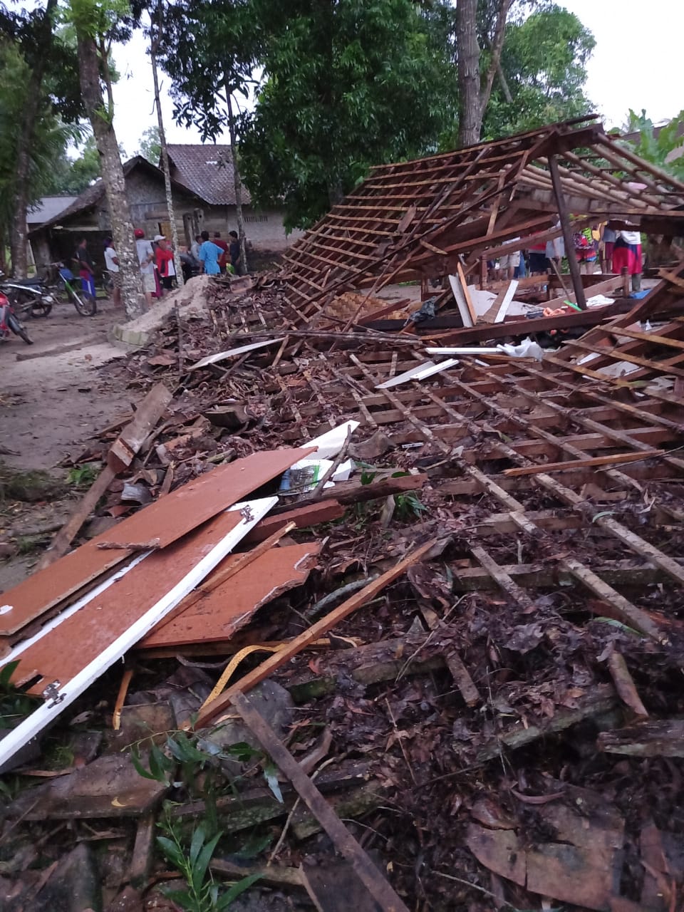 Puting Beliung Hantam Tiga Desa, Rusak Puluhan Rumah