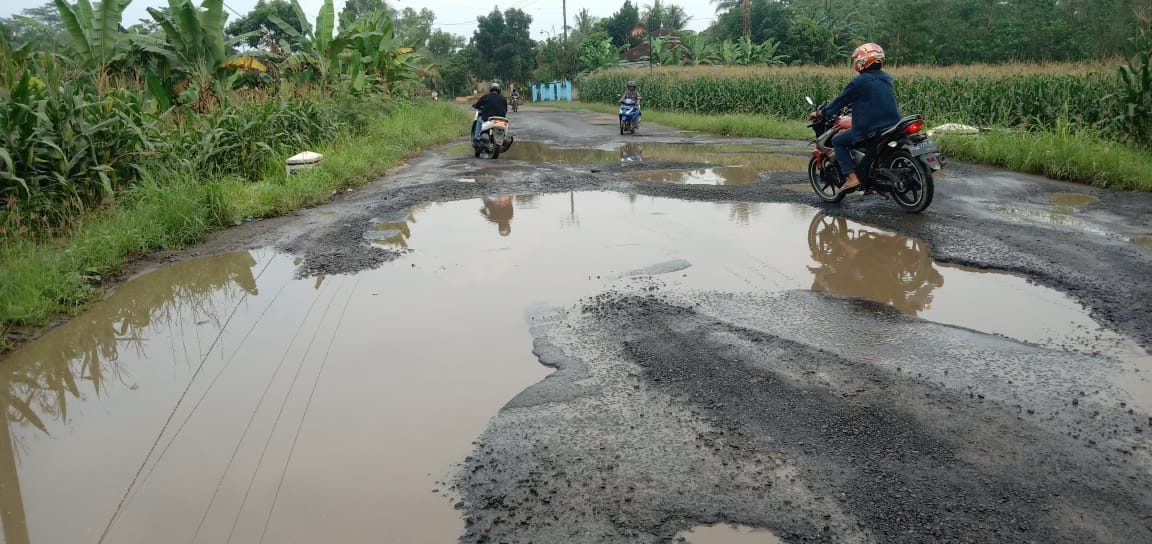 Ruas Jalan Poros Ketapang Hancur