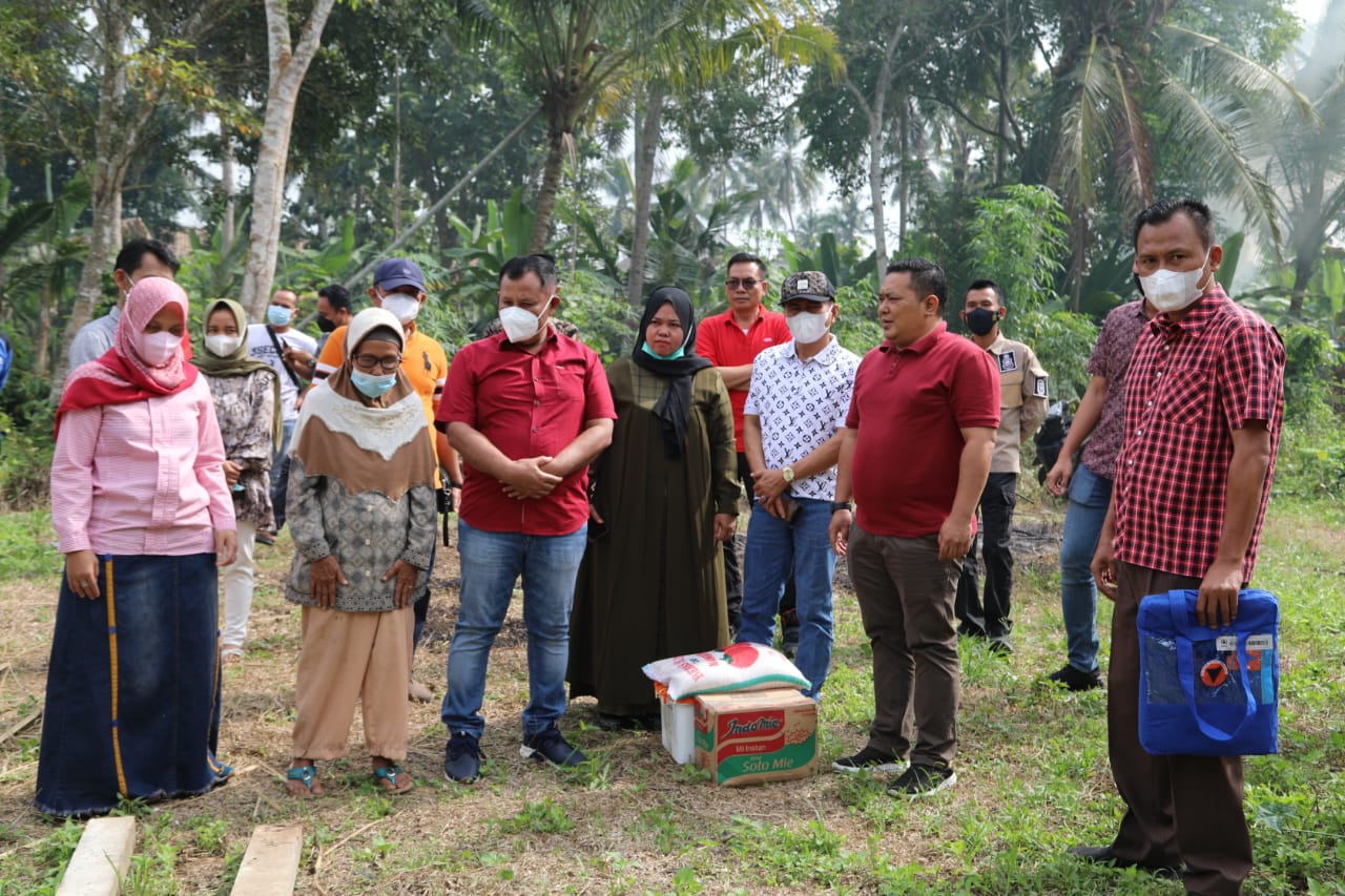 Nanang Bedah Rumah Warga Palas Yang Roboh Tertimpa Pohon