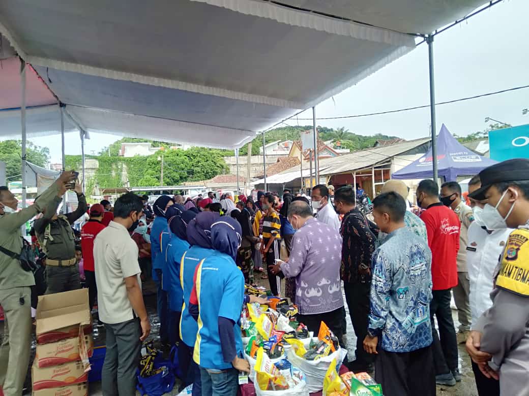 Belum Dibuka, Ratusan Warga Bakauheni Serbu Stand Pasar Murah