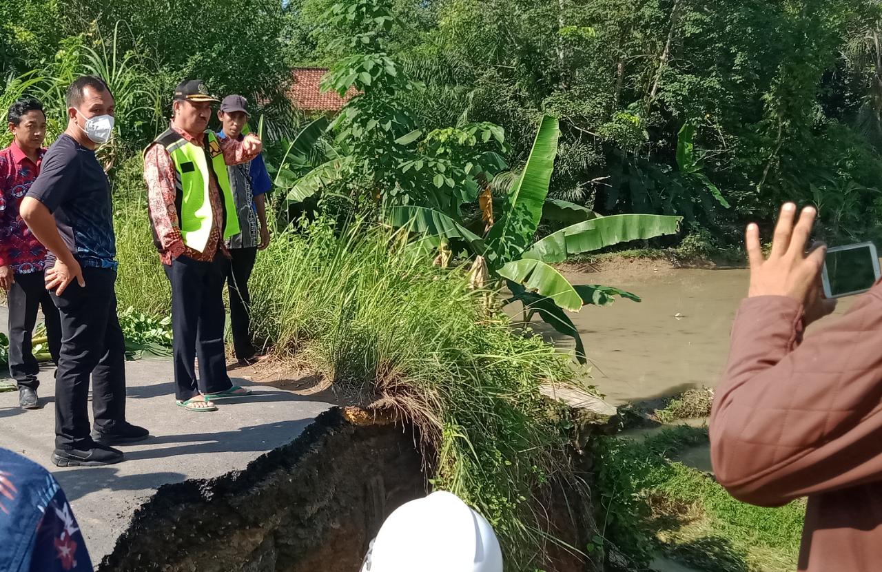 Nanang Perintahkan Dinas PU Merekonstruksi Jalan Putus di Jatiagung