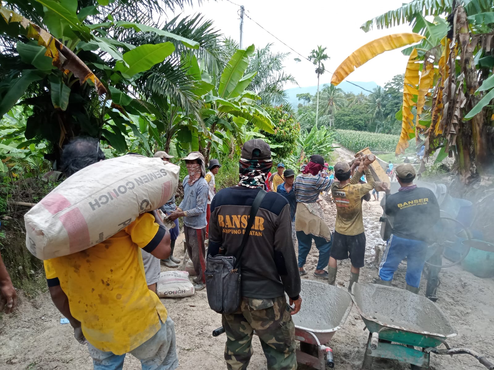 Masyarakat Desa Penengahan Swadaya Bangun Jalan Cor Beton