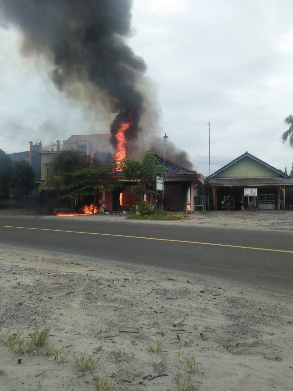 Rumah dan Warung Sembako Ludes Terbakar