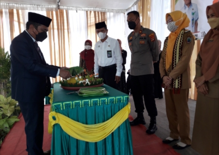 Puncak Acara Milad ke-25 Tahun MAN 1 Lamsel Diakhiri Dengan Pemotongan Tumpeng