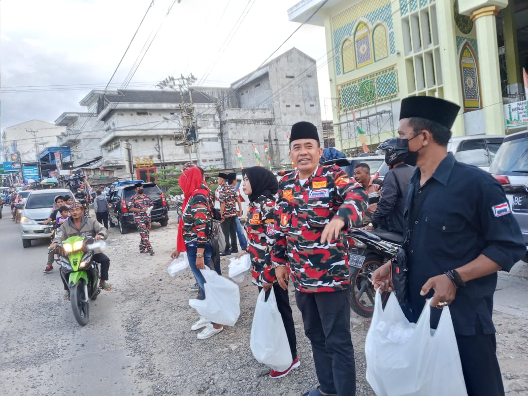 Tunjukan Eksistensi, LMP Santuni Yatim Piatu dan Bagikan Makanan Berbuka Puasa