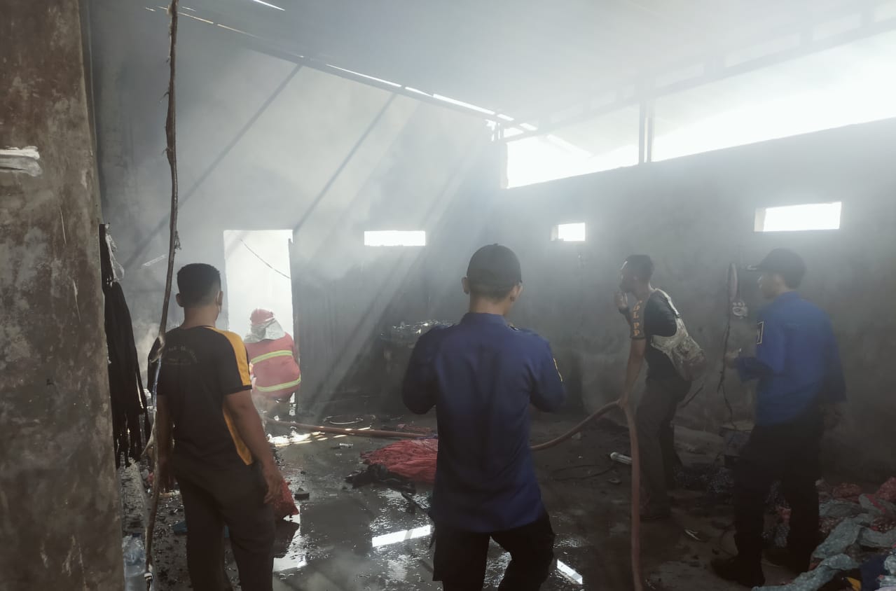 Gudang Produksi Kasur di Sumbernadi Terbakar