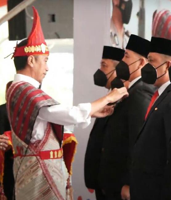 Bupati Pesawaran Dendi Ramadhona.K,S.T.,M.Tr.IP mendapat penghargaan Satyalancana Wira Karya (SWK) dari Presid