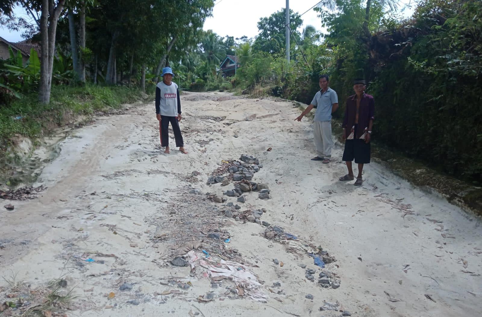 20 Tahun Jalan Poros Desa Ruguk-Legundi Rusak Parah