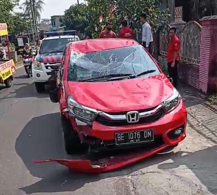 Kecelakaan, Mobil Brio Merah Terbalik di Candigirang