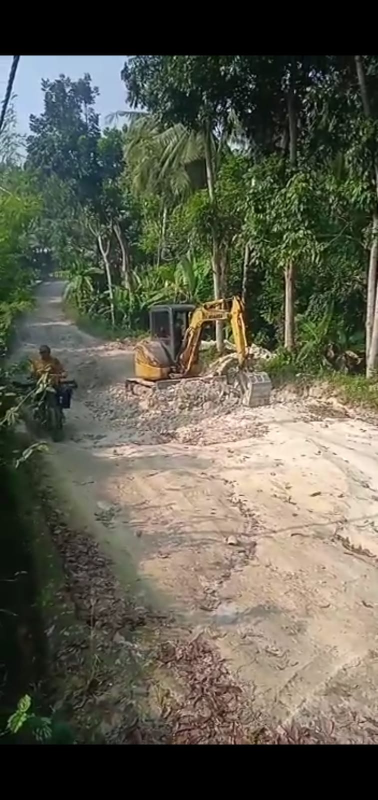 Pemkab Tutup Mata, Masyarakat Swadaya Perbaiki Jalan Poros