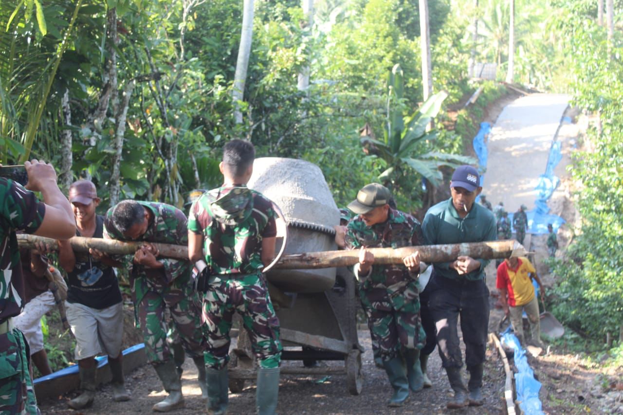 TNI Membangun Desa Kedondong Menjelang Peringatan Kemerdekaan