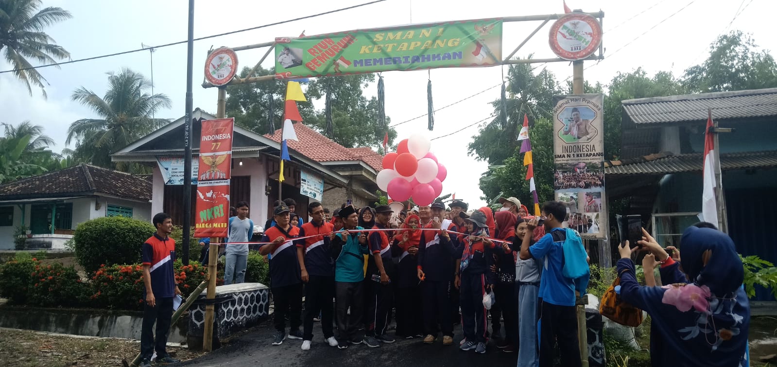 Meriahkan HUT RI ke 77, SMAN 1 Ketapang Gelar Jalan Sehat