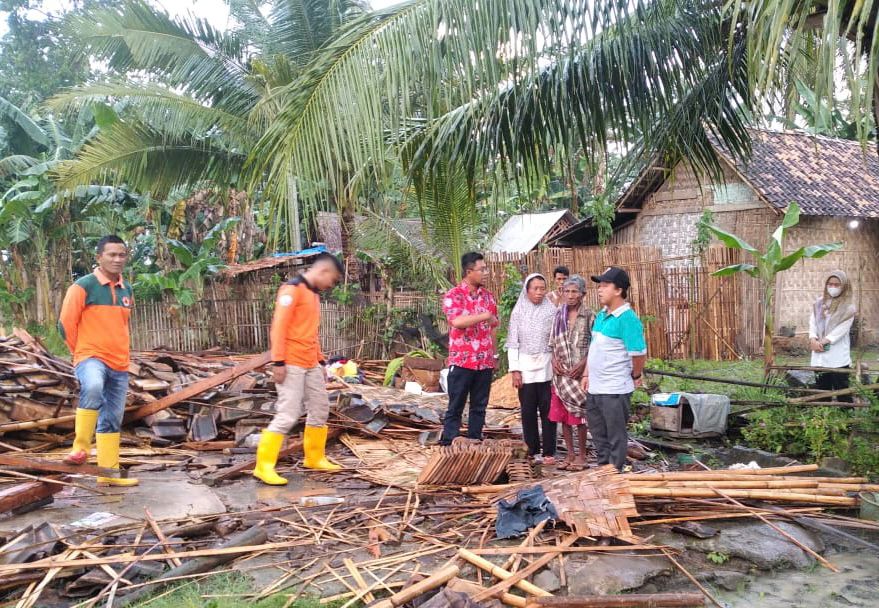 Dihantam Hujan dan Angin, Rumah Poniman Rubuh