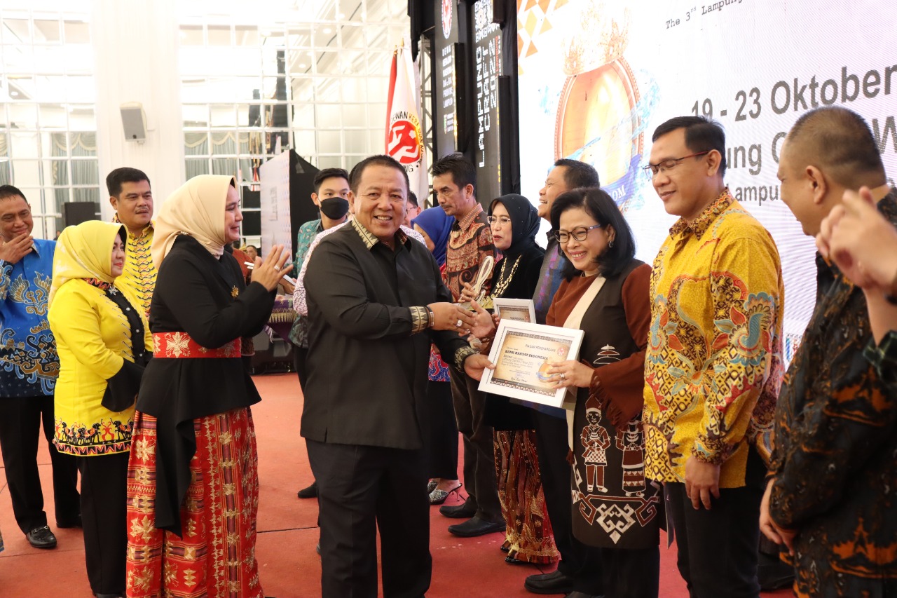 Gubernur Lampung Didampingi Ketua Dekranasda Provinsi Lampung Resmi Menutup Lampung Craft 2022,