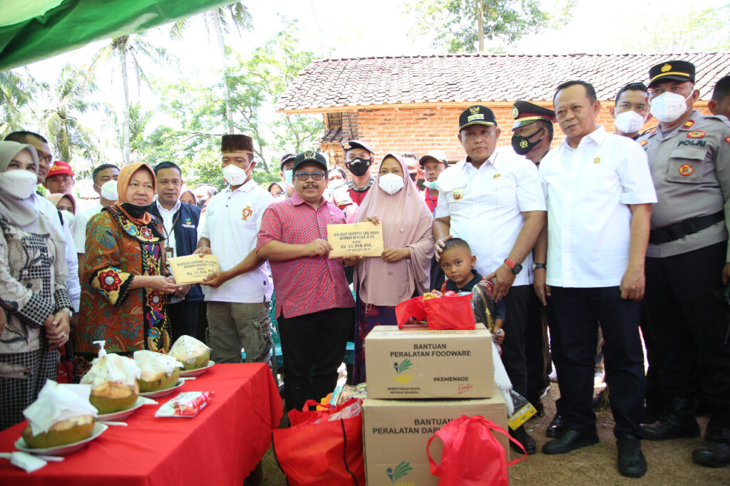 Nanang Dampingi Tri Rismaharini Bantu Korban Banjir