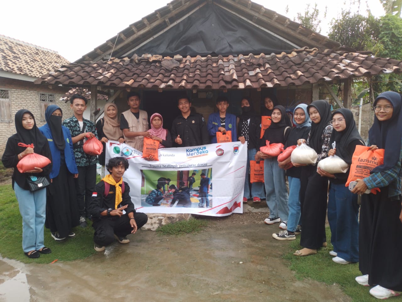 MAPASANDA STIE Muhammadiyah Kalianda Serahkan Bantuan Kepada Korban Banjir