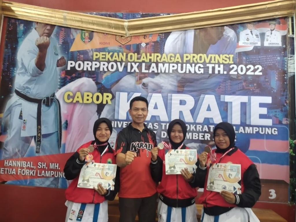 Perjuangan Tuntas, Karateka Lamsel Sabet 8 Medali di Porprov Lampung